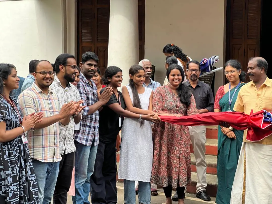 വഴിയോരക്കച്ചവടക്കാര്ക്ക് ബിസിനസ് കുട വിതരണംചെയ്യുന്ന സന്നദ്ധപ്രവര്ത്തകര്