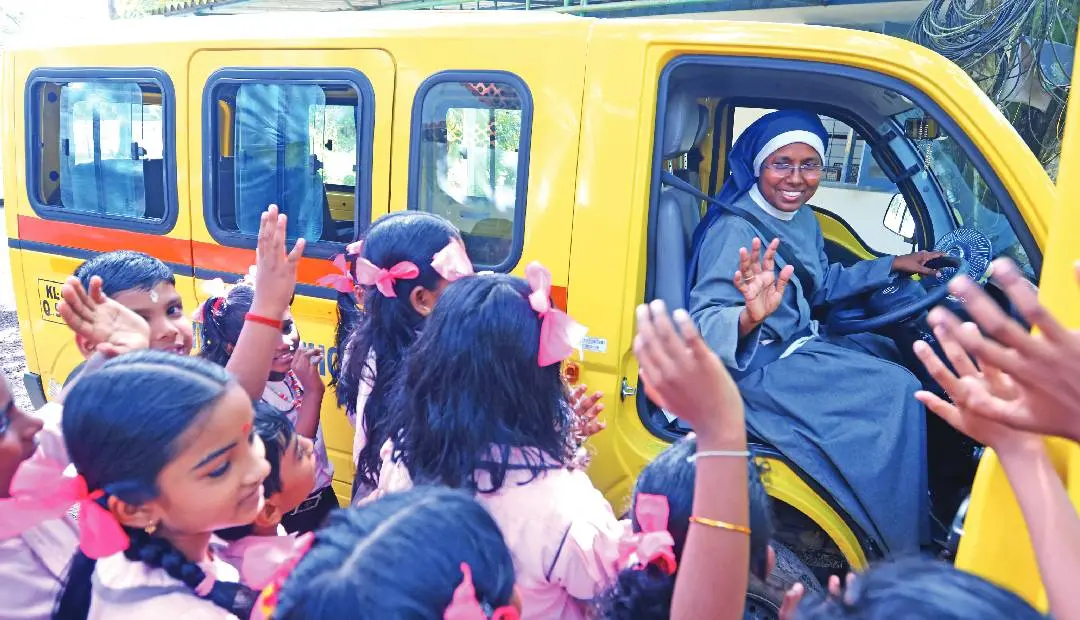 സ്കൂള്വാനില് കുട്ടികളെ വീടുകളില്നിന്ന് സ്കൂളിലെത്തിച്ച പ്രഥമാധ്യാപിക സിസ്റ്റര് മേരിബോണ ലോറന്സ് ഡ്രൈവിങ് സീറ്റില് | ഫോട്ടോ: സി. ബിജു