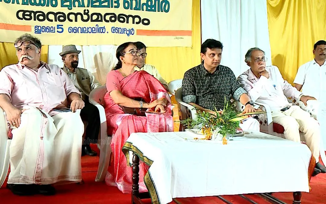ബഷീർ അനുസ്മരണ ചടങ്ങിൽ മാതൃഭൂമി പത്രാധിപര് മനോജ് കെ. ദാസ്, മേയര് ബീനാഫിലിപ്പ്, പൊതുമരാമത്ത് വകുപ്പ് മന്ത്രി പി.എ. മുഹമ്മദ് റിയാസ് എന്നിവർ