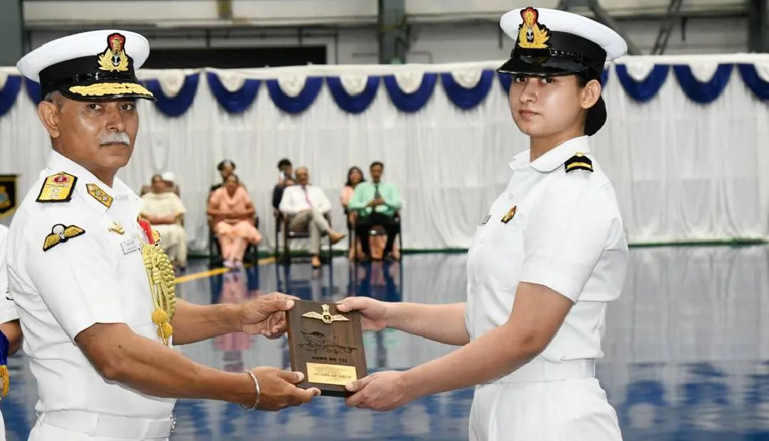 വിങ്സ് ഓഫ് ഗോൾഡ് സ്വീകരിക്കുന്ന ആസ്ത പുനിയ | Photo: X:@indiannavy