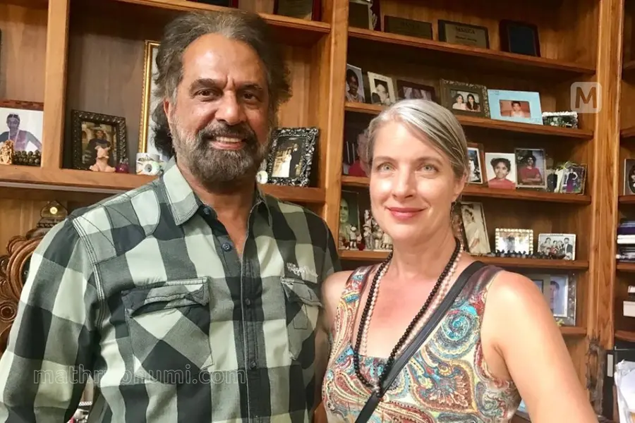 വര്ണം വിതറിയ വസ്ത്രത്തിനു പിന്നില് അവള് ദുഃഖിതയായിരുന്നു; ആ യാത്രയില് തെരേസ മനസ്സില് കുടിയേറി