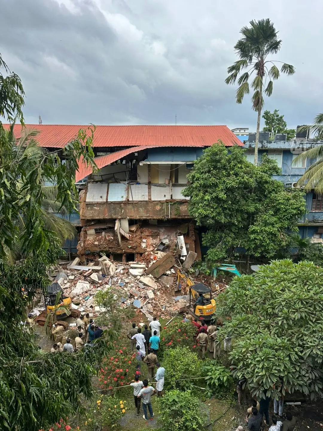തകർന്ന കെട്ടിടത്തിന്റെ ദൃശ്യം | Photo: ഇ.വി. രാഗേഷ്
