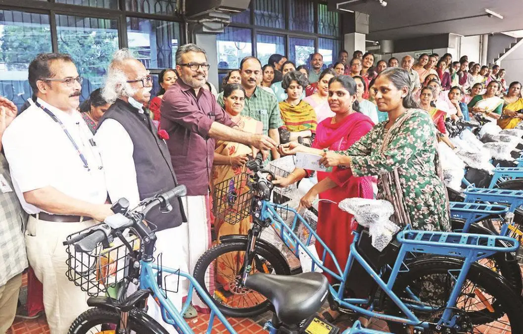 കുടുംബശ്രീ അംഗങ്ങള്‍ക്ക് നല്‍കുന്ന ഇ-സൈക്കിളിന്റെ കണ്ണൂര്‍ ജില്ലാതല വിതരണം മന്ത്രി എം.ബി രാജേഷ് നിര്‍വഹിക്കുന്നു. മന്ത്രി രാമചന്ദ്രന്‍ കടന്നപള്ളി സമീപം