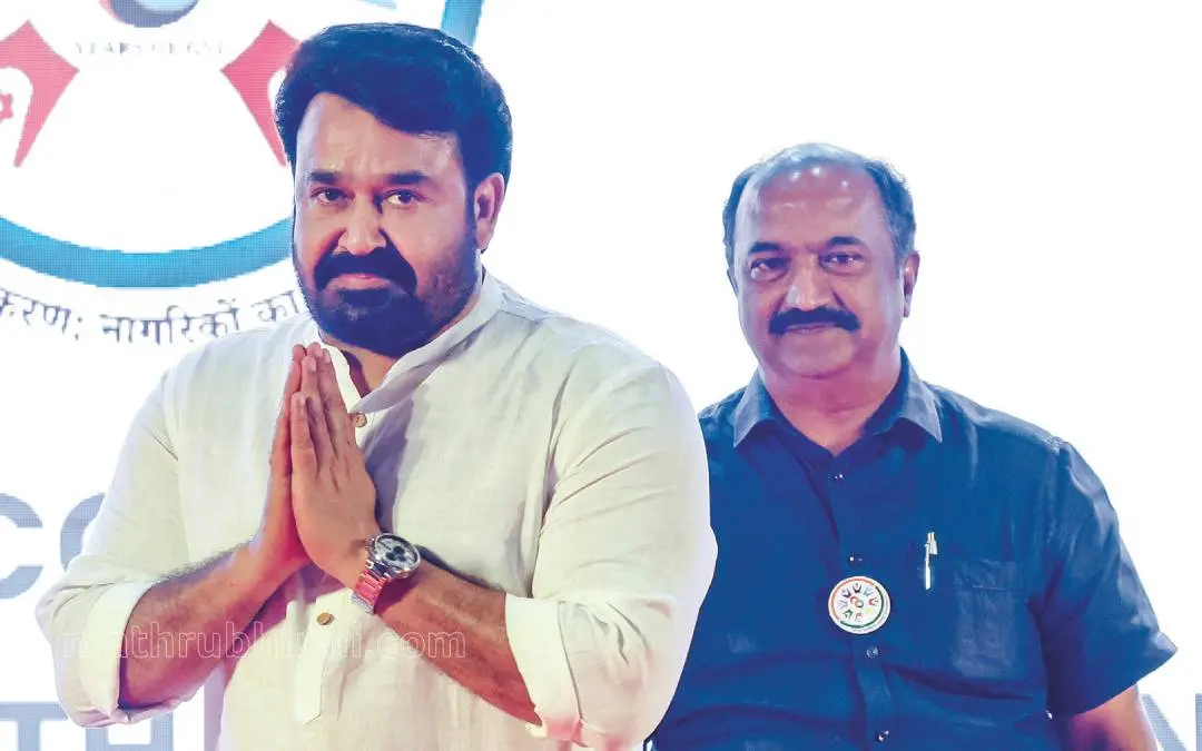 ജിഎസ്ടി ദിനാചരണത്തിന്റെ ഭാഗമായി തിരുവനന്തപുരം ടാഗോർ തിയേറ്ററിൽനടന്ന ചടങ്ങിൽ 2024-25 വർഷം മലയാളസിനിമാമേഖലയിൽനിന്ന്‌ ഏറ്റവുംകൂടുതൽ ജിഎസ്ടി നികുതി നൽകിയ വ്യക്തിക്കുള്ള ഉപഹാരം മന്ത്രി ബാലഗോപാലിൽനിന്ന്‌ ഏറ്റുവാങ്ങിയശേഷം മോഹൻലാൽ | Photo: Mathrubhumi