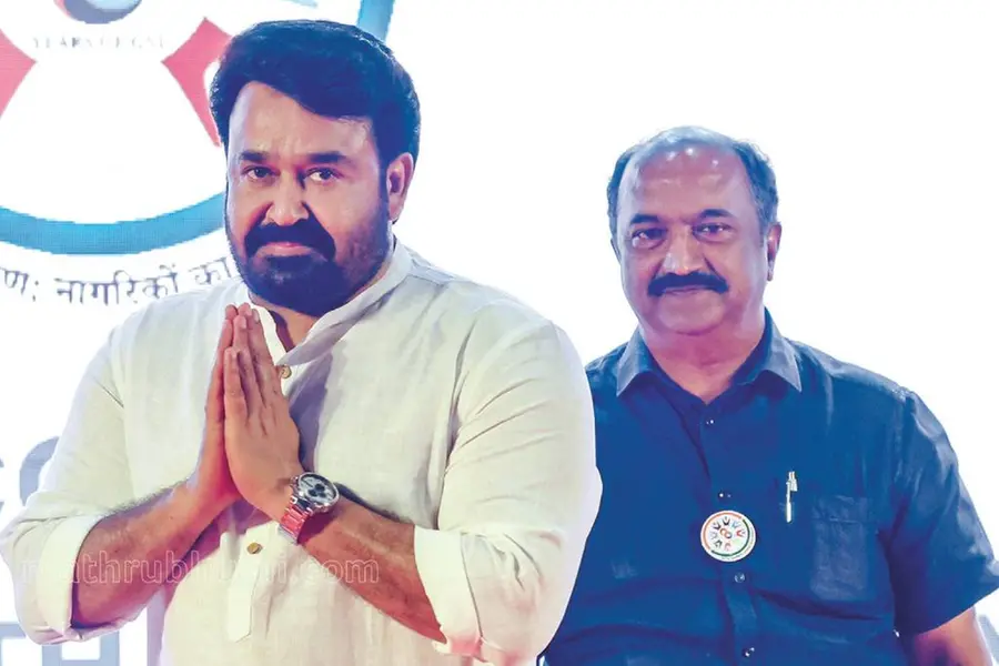 ജിഎസ്ടി അടയ്ക്കുന്ന സിനിമാതാരങ്ങളിൽ ഒന്നാമൻ; മോഹൻലാൽ പുരസ്കാരം ഏറ്റുവാങ്ങി