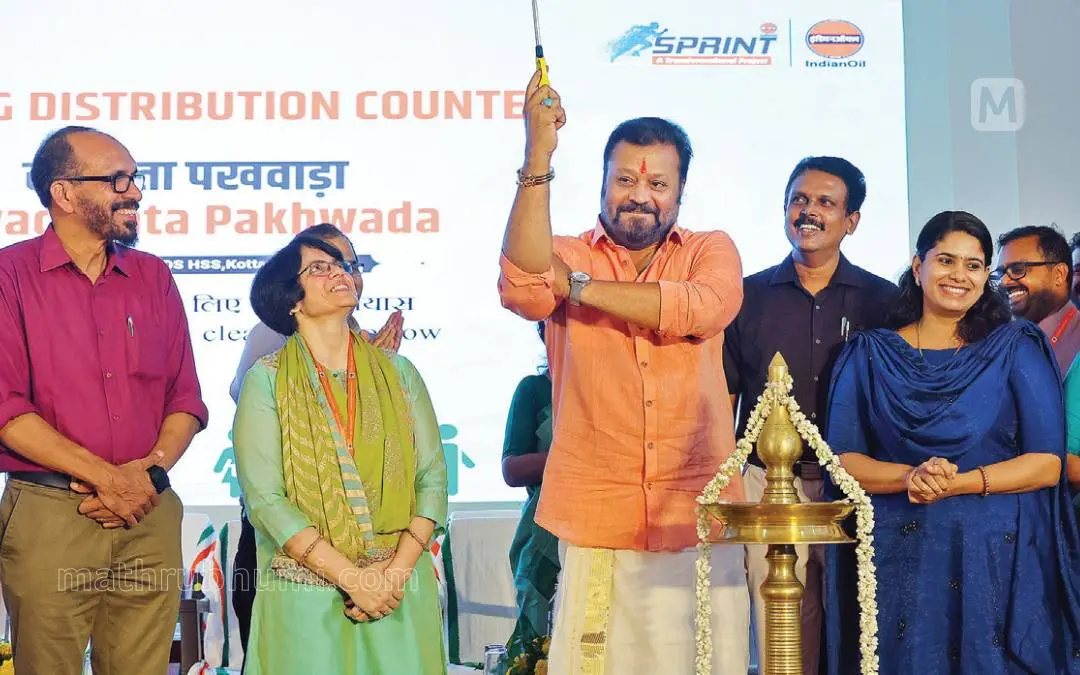 ജസ്റ്റ് റിമംബര്...: കോട്ടയം എംഡി സെമിനാരി സ്കൂളില് കേന്ദ്രസര്ക്കാരിന്റെ 'സ്വച്ഛത പക്വാഡ' ശുചിത്വ കാമ്പയിനിന്റെ സംസ്ഥാനതല ഉദ്ഘാടനം നിര്വഹിക്കാനെത്തിയ കേന്ദ്രമന്ത്രി സുരേഷ് ഗോപി നിലവിളക്കുകൊളുത്താനായി നല്കിയ ഗ്യാസ് ലൈറ്റര് സിനിമാസ്റ്റൈലില് തോക്കുപോലെ ഉയര്ത്തി സദസ്സിനെ കാണിച്ചപ്പോള്. പരിസ്ഥിതിപ്രവര്ത്തകന് ശ്രീമന് നാരായണ്, പ്രിന്സിപ്പല് ഡോ. ജേക്കബ് ജോണ്, ഐഒസി സിജിഎം ഗീതികവര്മ, പ്രധാനധ്യാപകന് ഡാനിഷ് ജോണ്, കൗണ്സിവര് ജയ്മോള് ജോസഫ് തുടങ്ങിയവര് സമീപം | ഫോട്ടോ: ജി. ശിവപ്രസാദ്/ മാതൃഭൂമി