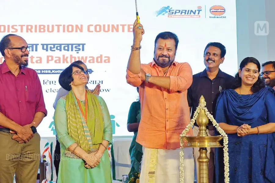 ഭരത്ചന്ദ്രൻ സ്റ്റൈലിൽ ശുചിത്വ കാമ്പയിൻ ഉദ്ഘാടനംചെയ്ത് സുരേഷ് ഗോപി; ആവേശത്തോടെ കൈയടിച്ച് കുട്ടികൾ