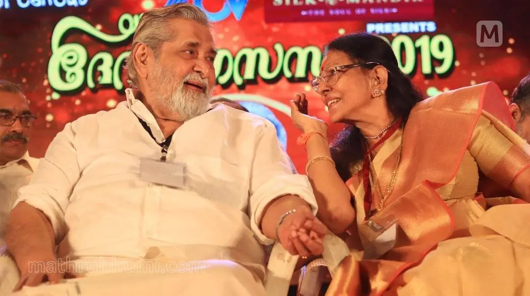 കോഴിക്കോട്ട് നടന്ന ഒരു ചടങ്ങിൽ മധുവും ശാരദയും