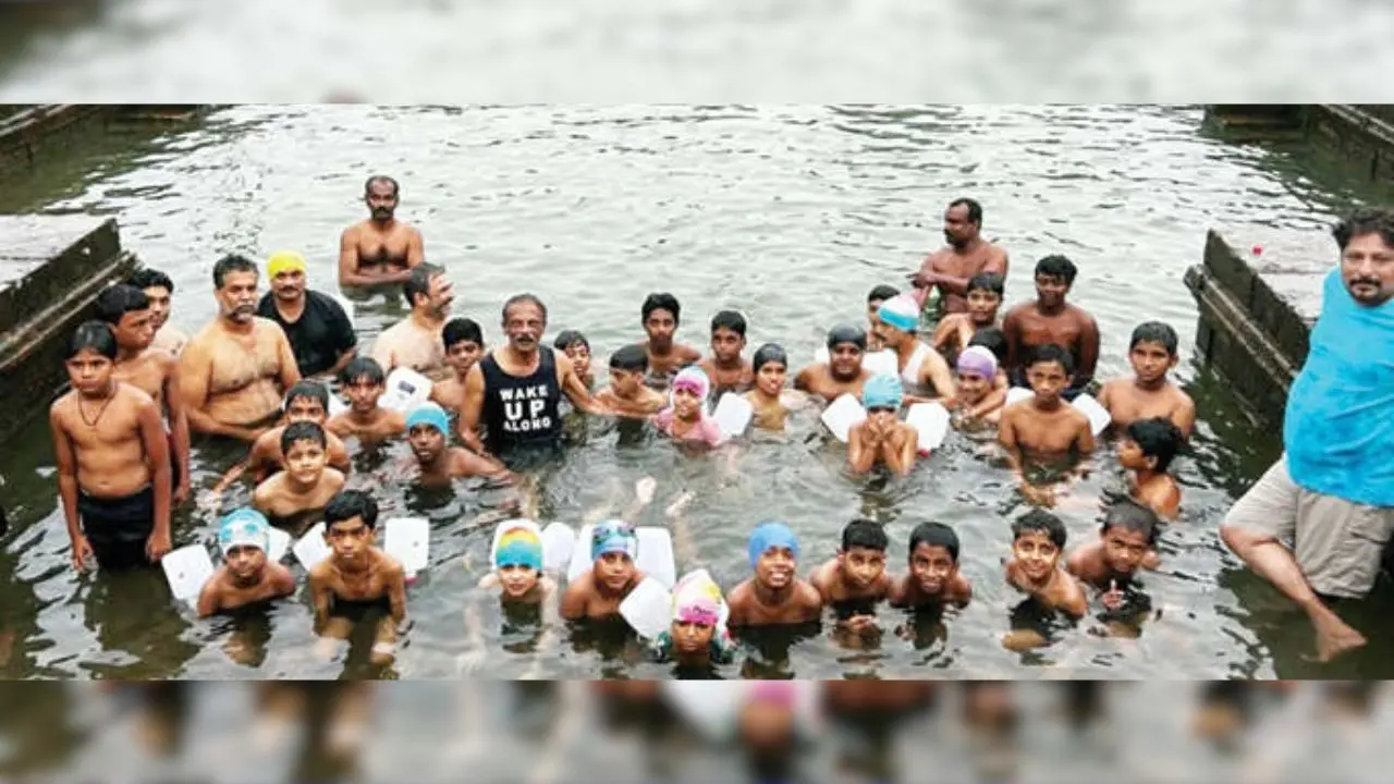 കീച്ചേരി പാലോട്ട് കാവ് ക്ഷേത്രക്കുളത്തില്‍ നീന്തല്‍പരിശീലനം നടത്തുന്ന പാക്കന്‍ രാജു