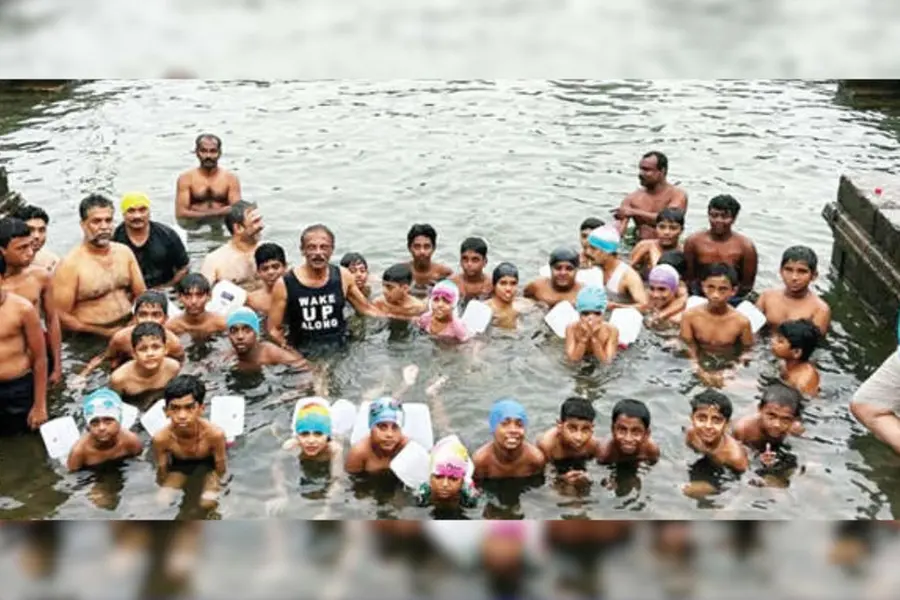 നീന്തല്‍ പഠിക്കണോ, രാജു തയ്യാര്‍; സൗജന്യ പരിശീലനം 11-ാം വര്‍ഷത്തിലേക്ക്