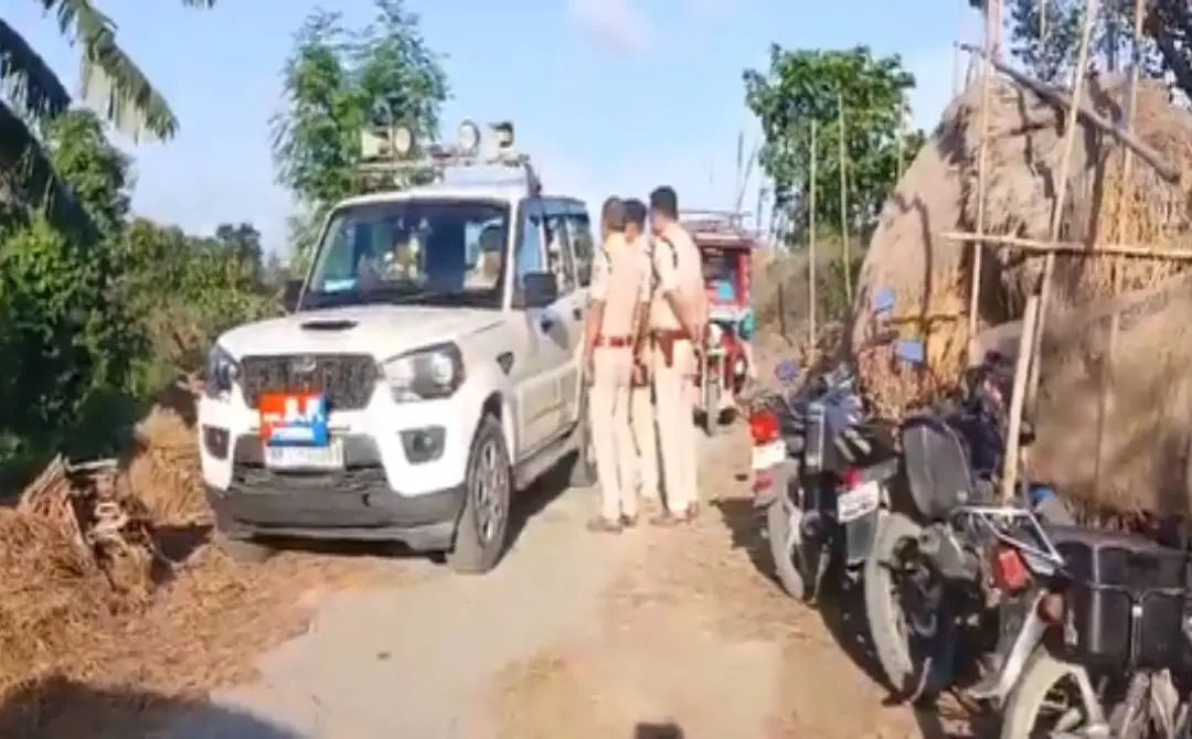 ഗ്രാമത്തില് നിലയുറപ്പിച്ച പോലീസ് സംഘം | Photo Courtesy: x.com/UpendrraRai