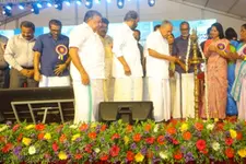 മഴക്കുളിരിൽ കുരുന്നുകളിനി വിദ്യാലയങ്ങളിലേക്ക്; പ്രവേശനോത്സവം ഉദ്ഘാടനംചെയ്ത് മുഖ്യമന്ത്രി