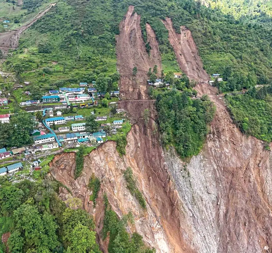 • സിക്കിമിലെ ലാച്ചൻ നഗരത്തിലെ ചാറ്റനിൽ ഞായറാഴ്ച മണ്ണിടിച്ചിലുണ്ടായ പ്രദേശം. കനത്ത മഴയിൽ സൈനികക്യാമ്പിലേക്ക് മണ്ണിടിഞ്ഞ് മൂന്ന് സൈനികർ മരിച്ചു | ഫോട്ടോ: പിടിഐ