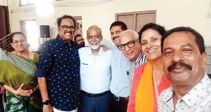 മുഹമ്മദ് ഇക്ബാൽ (ഇടത്തുനിന്ന് രണ്ടാമത്) രണ്ടുമാസം മുൻപ് കോട്ടയം വൈഎംസിഎയിൽ നടന്ന പരിപാടിയിൽ പങ്കെടുക്കാനെത്തിയപ്പോൾ സുഹൃത്തുക്കൾക്കൊപ്പം എടുത്ത ചിത്രം
