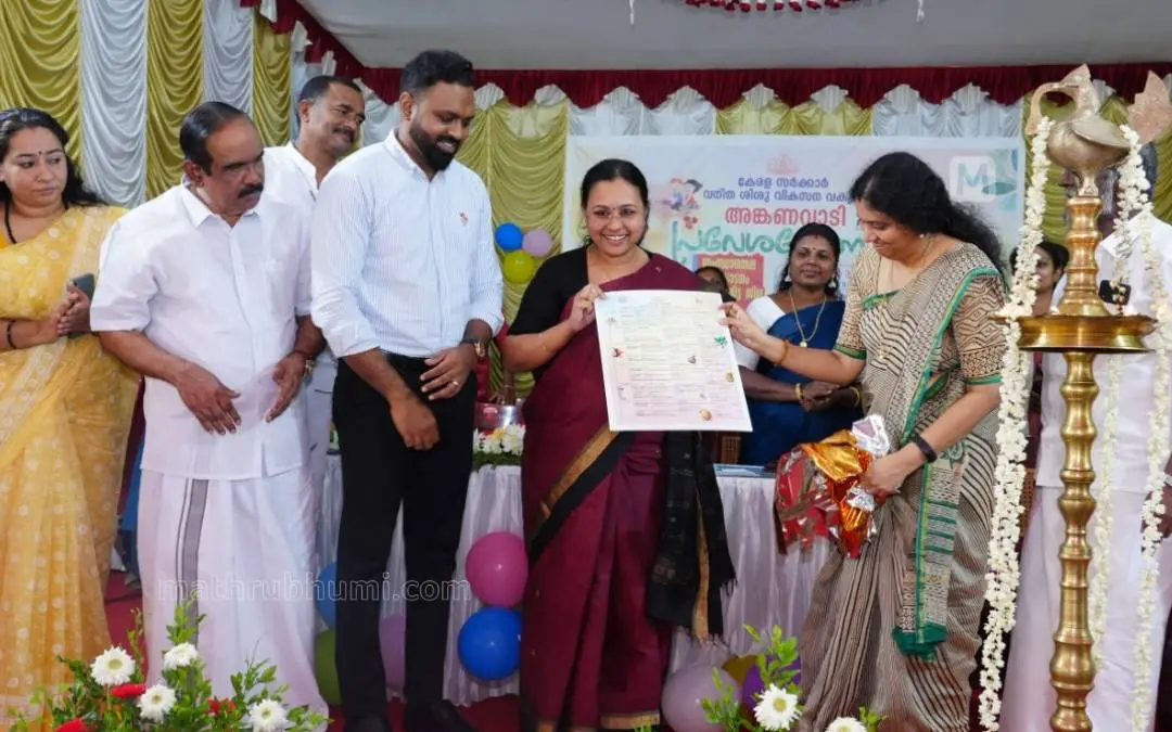 അങ്കണവാടി പ്രവേശനോത്സവത്തിന്റെ സംസ്ഥാനതല ഉദ്ഘാടനത്തില് അങ്കണവാടി കുട്ടികള്ക്കുള്ള പരിഷ്കരിച്ച 'മാതൃക ഭക്ഷണ മെനു' മന്ത്രി വീണാ ജോര്ജ് പ്രകാശനം ചെയ്യുന്നു.
