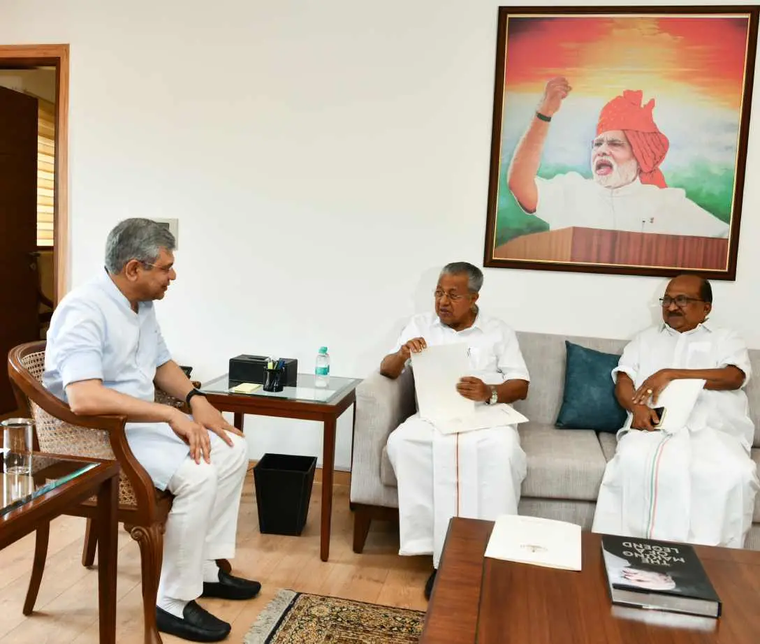 കേന്ദ്ര റെയില്വേ മന്ത്രിയുമായി കൂടിക്കാഴ്ച നടത്തുന്ന മുഖ്യമന്ത്രി പിണറായി വിജയന്, കെ.വി.തോമസ് സമീപം