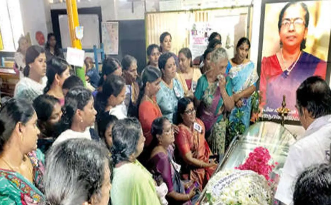 തൃക്കോതമംഗലം പിഎൻഎൻഎം എൽപി സ്കൂളിലെ ടീച്ചർ, ഞായറാഴ്ച വൈകീട്ട് അന്തരിച്ച എസ്. അനുപമയുടെ മൃതദേഹം സ്കൂളിൽ പൊതുദർശനത്തിനെത്തിച്ചപ്പോൾ