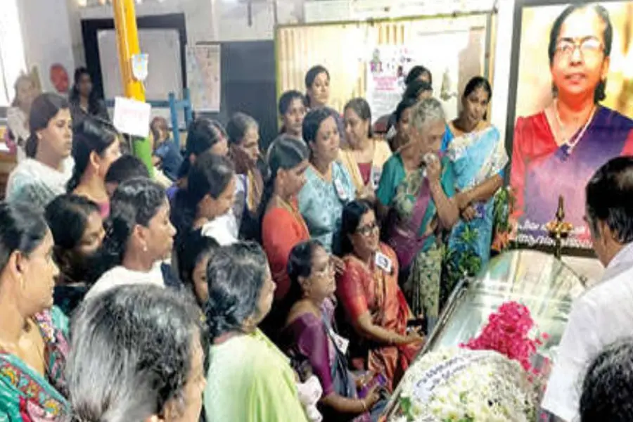 പ്രവേശനോത്സവദിനത്തിൽ കണ്ണീരിൽ മുങ്ങി വിദ്യാലയം; പ്രിയപ്പെട്ട അധ്യാപിക എത്തിയത് മടക്കയാത്രയ്ക്ക്