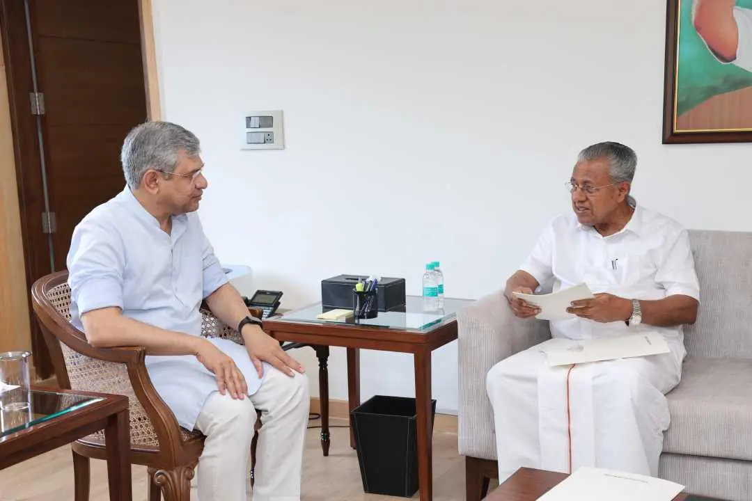അശ്വിനി വൈഷ്ണവും മുഖ്യമന്ത്രി പിണറായി വിജയനും കൂടിക്കാഴ്ച നടത്തുന്നു