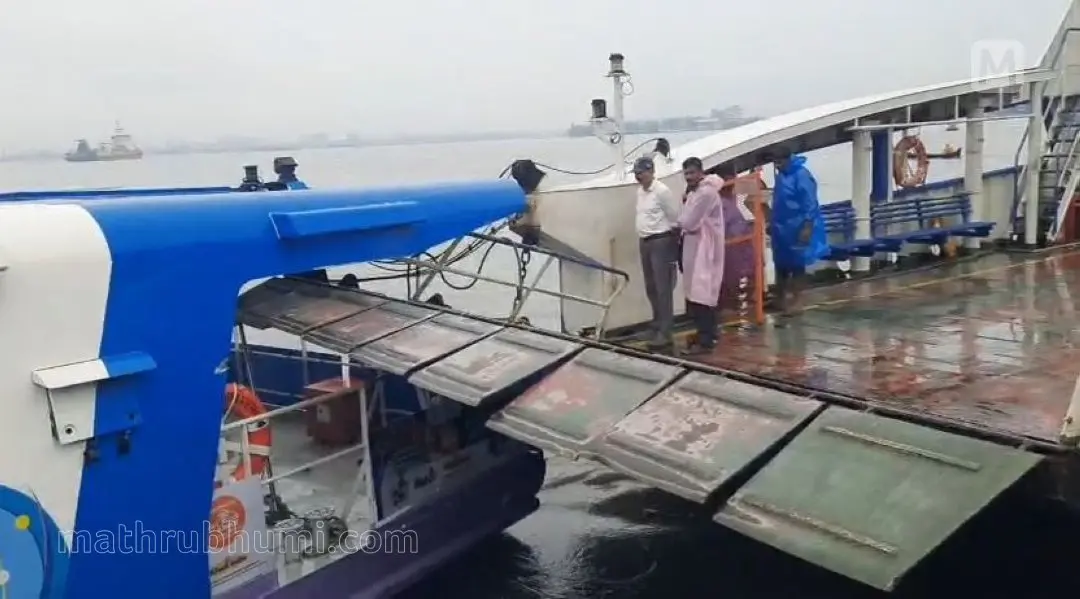 വൈപ്പിനില് വാട്ടര് മെട്രോ ബോട്ട് നിര്ത്തിയിട്ടിരുന്ന റോ-റോ ജങ്കാറിലിടിച്ചപ്പോൾ | ഫോട്ടോ: മാതൃഭൂമി