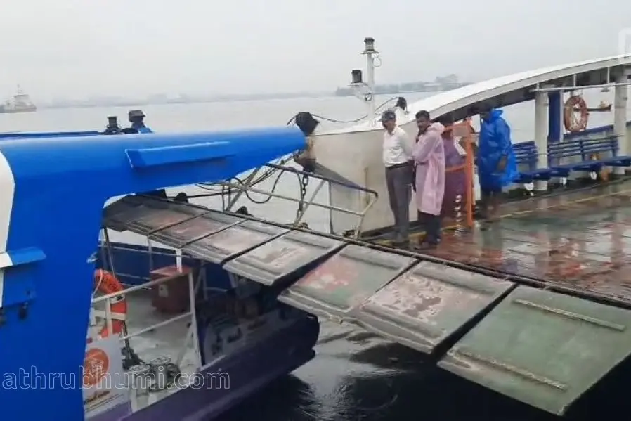ശക്തമായ ഒഴുക്കിൽ നിയന്ത്രണംവിട്ടു; വാട്ടർ മെട്രോ ബോട്ട് നിര്ത്തിയിട്ടിരുന്ന റോ-റോ ജങ്കാറിൽ ഇടിച്ചു