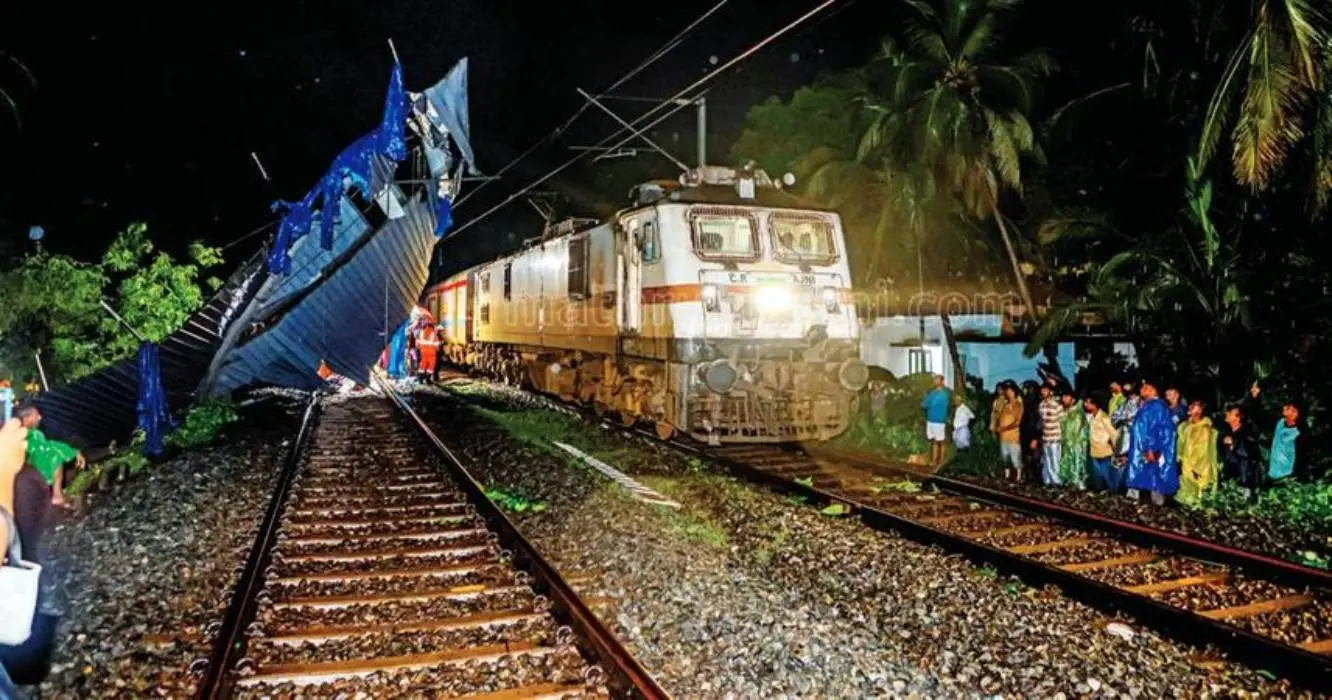 പാളത്തിൽ വീണ മരങ്ങൾ മുറിച്ചുമാറ്റിയ ശേഷം ഷൊർണൂരിലേക്കുള്ള ട്രാക്കിലൂടെ മംഗളൂരു-തിരുവനന്തപുരം എക്സ്പ്രസ് കടത്തിവിട്ടപ്പോൾ