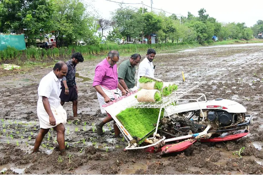 പാടത്ത് ഇറങ്ങി നടീൽ യന്ത്രം ഉപയോഗിച്ച് ഞാറ് നട്ട് മന്ത്രി, സ്മാർട്ട് ഫാമിങിന് സർക്കാർ പ്രോത്സാഹനം