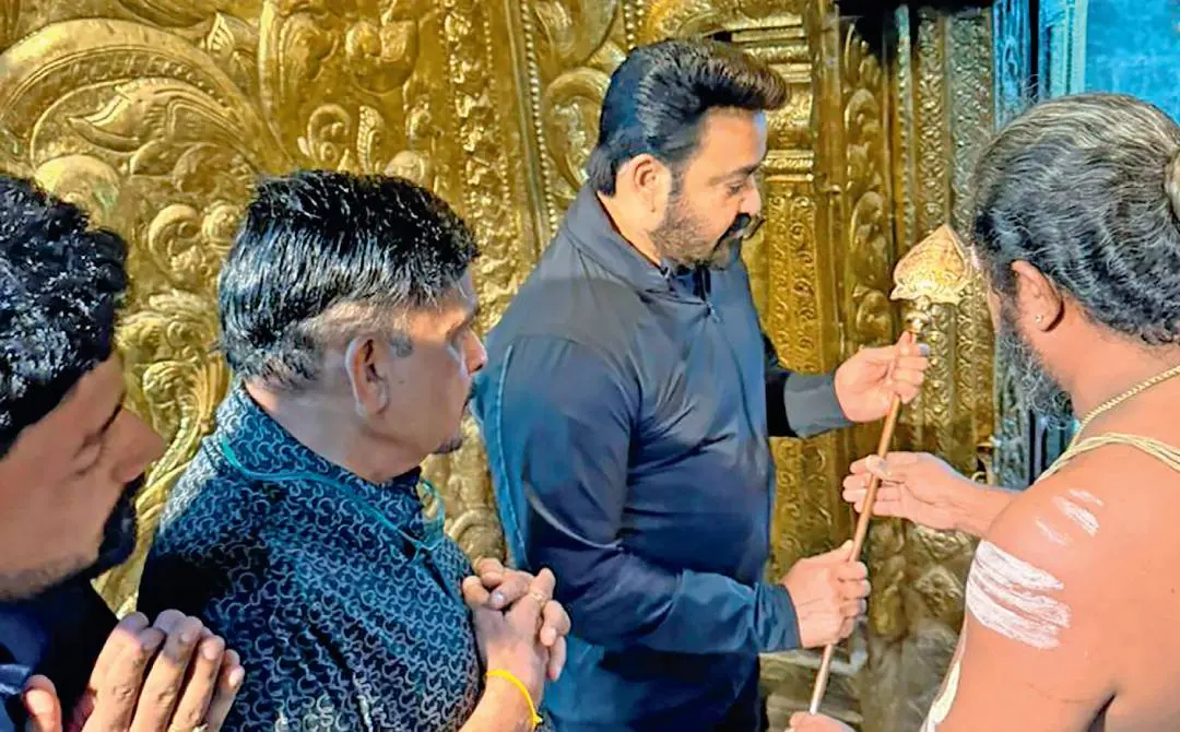 തിരുമലക്കോവിലിൽ മോഹൻലാൽ വഴിപാടായി ചെമ്പിൽപൊതിഞ്ഞ വേൽ സമർപ്പിക്കുന്നു | ഫോട്ടോ: മാതൃഭൂമി