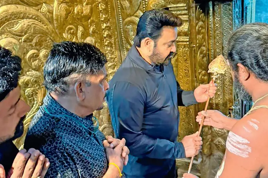 തിരുമലക്കോവിലിൽ ദർശനം നടത്തി മോഹൻലാൽ, ചെമ്പിൽ പൊതിഞ്ഞ വേൽ സമർപ്പിച്ചു