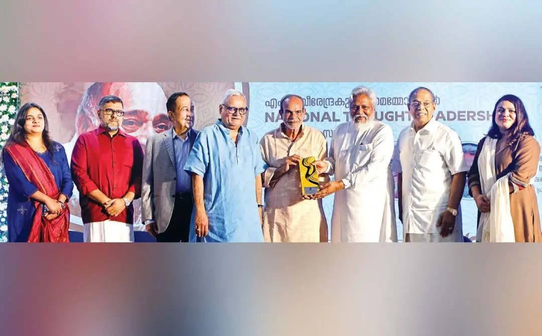 മാതൃഭൂമിയുടെ പ്രഥമ എം.പി. വീരേന്ദ്രകുമാര്‍ മെമ്മോറിയല്‍ നാഷണല്‍ തോട്ട് ലീഡര്‍ഷിപ്പ് പുരസ്‌കാരം പരിസ്ഥിതി-സാമൂഹിക പ്രവര്‍ത്തകനും 'അപ്പിക്കോ' പ്രസ്ഥാനത്തിന്റെ സ്ഥാപകനുമായ പാണ്ഡുരംഗ ഹെഗ്ഡെയ്ക്ക് പരിസ്ഥിതി പ്രവര്‍ത്തകന്‍ രാജേന്ദ്രസിങ് സമ്മാനിക്കുന്നു. മാതൃഭൂമി ഡയറക്ടര്‍ ഓപ്പറേഷന്‍സ് എം.എസ്. ദേവിക, ജോയിന്റ് മാനേജിങ് എഡിറ്റര്‍ പി.വി. നിധീഷ്, ദ ഹിന്ദു മുന്‍ എഡിറ്റര്‍ എന്‍. റാം, മാതൃഭൂമി മാനേജിങ് ഡയറക്ടര്‍ എം.വി. ശ്രേയാംസ് കുമാര്‍, ചെയര്‍മാനും മാനേജിങ് എഡിറ്ററുമായ പി.വി. ചന്ദ്രന്‍, ഡയറക്ടര്‍ ഡിജിറ്റല്‍ ബിസിനസ് എം.എസ്. മയൂര എന്നിവര്‍ സമീപം