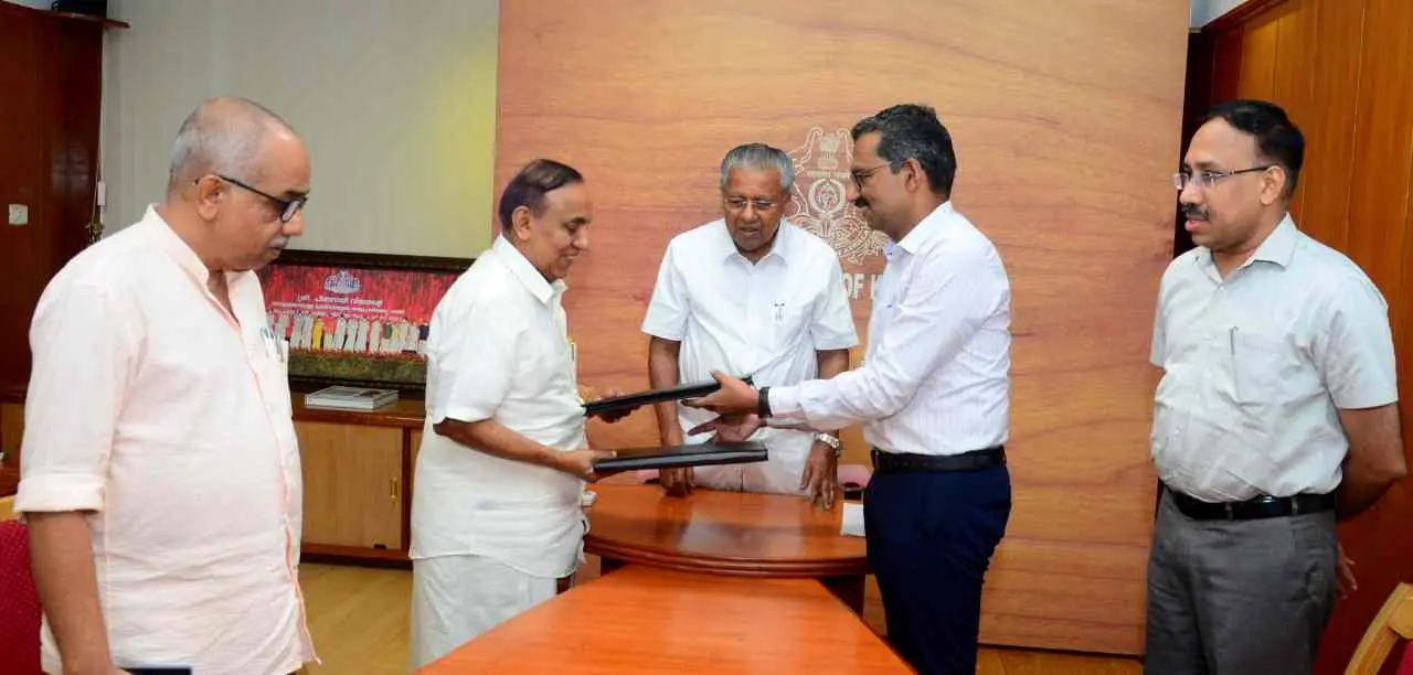 ധാരണാപത്രം കൈമാറുന്നു.