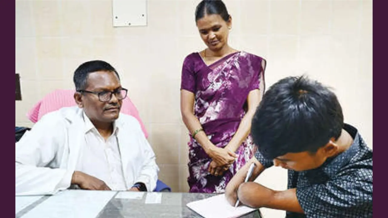 കൃതി വര്മ അമ്മ കസ്തൂരിക്കൊപ്പം ചെന്നൈ സ്റ്റാന്ലി മെഡിക്കല് കോളേജില്