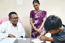 കൈമുട്ടുകളിൽ പേന പിടിച്ച് നേടിയ പരീക്ഷാ വിജയത്തിന് മുഖ്യമന്ത്രിയുടെ സമ്മാനം; കൃതിക്ക് പുതിയ കൈകൾ