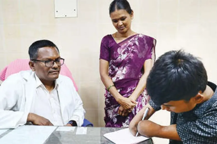 കൈമുട്ടുകളിൽ പേന പിടിച്ച് നേടിയ പരീക്ഷാ വിജയത്തിന് മുഖ്യമന്ത്രിയുടെ സമ്മാനം; കൃതിക്ക് പുതിയ കൈകൾ