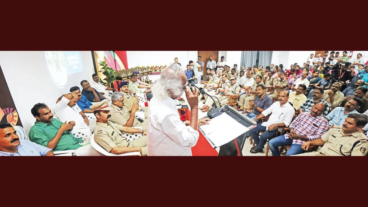 കേരള പോലീസ് അസോസിയേഷനം ഓഫീസേഴ്സ് അസോസിയേഷനും പോലീസ് സഹകരണസംഘവും ചേര്ന്ന് വിരമിക്കുന്ന പോലീസ് ഉദ്യോഗസ്ഥര്ക്ക് കണ്ണൂരില് നല്കിയ യാത്രയയപ്പു ചടങ്ങ് മന്ത്രി രാമചന്ദ്രന് കടന്നപ്പള്ളി ഉദ്ഘാടനം ചെയ്യുന്നു