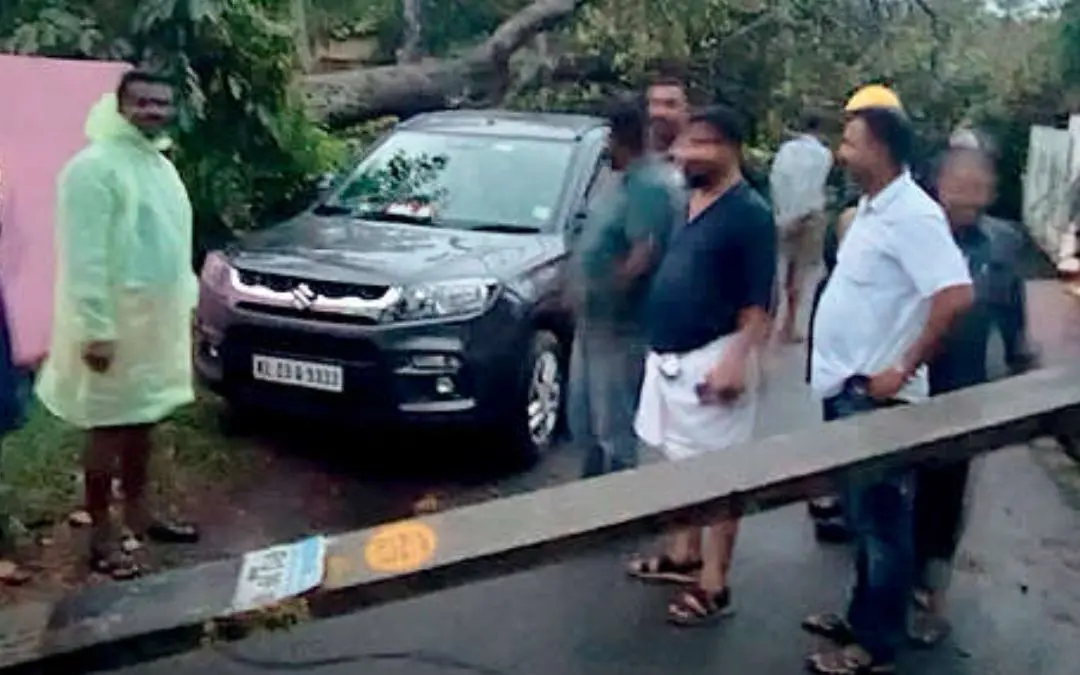 സി.ആർ. മഹേഷ് എംഎൽഎ സഞ്ചരിച്ച കാർ വൈദ്യുത തൂണിനും ആഞ്ഞിലി മരത്തിനും ഇടയിൽപ്പെട്ട നിലയിൽ