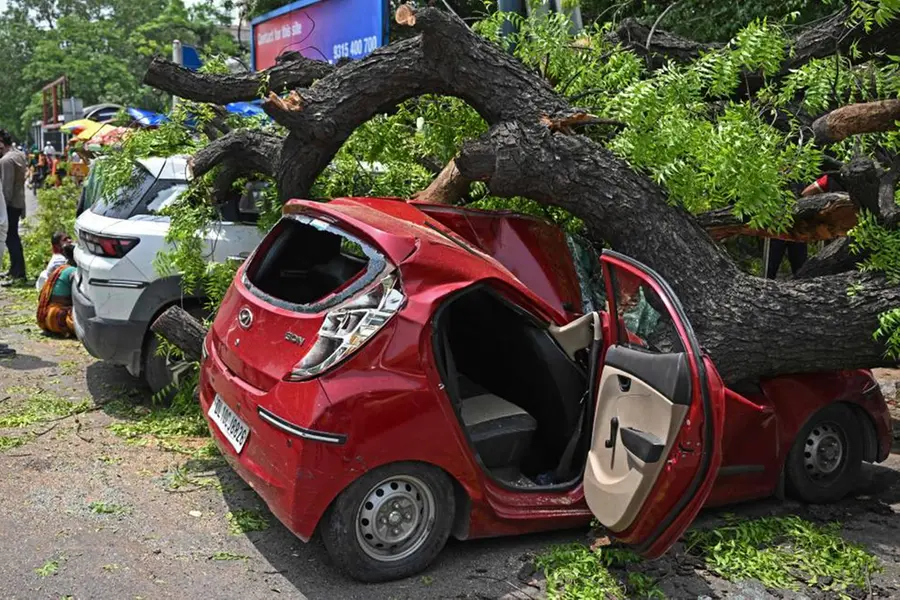 ഡല്ഹിയില് കനത്ത മഴ; മേല്ക്കൂര വീണ് പോലീസുകാരന് മരിച്ചു, 200-ഓളം വിമാനസർവീസുകളെ ബാധിച്ചു
