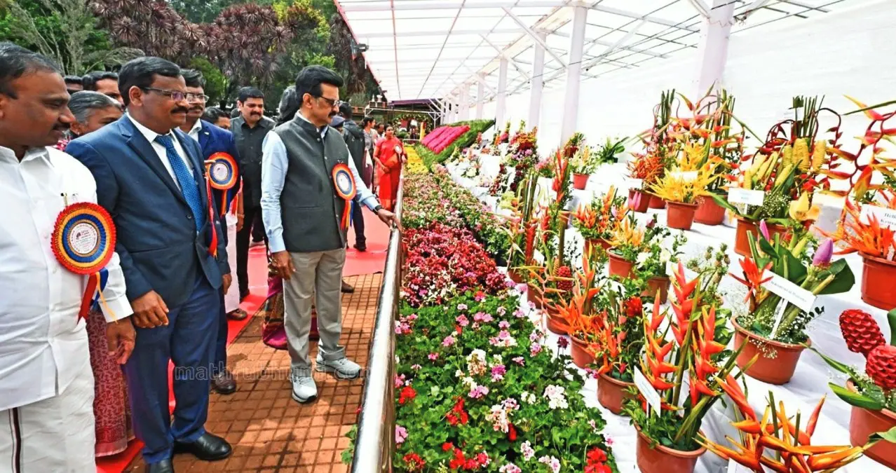 ഊട്ടി പുഷ്പമേള ഉദ്ഘാടനം ചെയ്ത ശേഷം മുഖ്യമന്ത്രി എം.കെ. സ്റ്റാലിൻ പൂക്കൾ കാണുന്നു