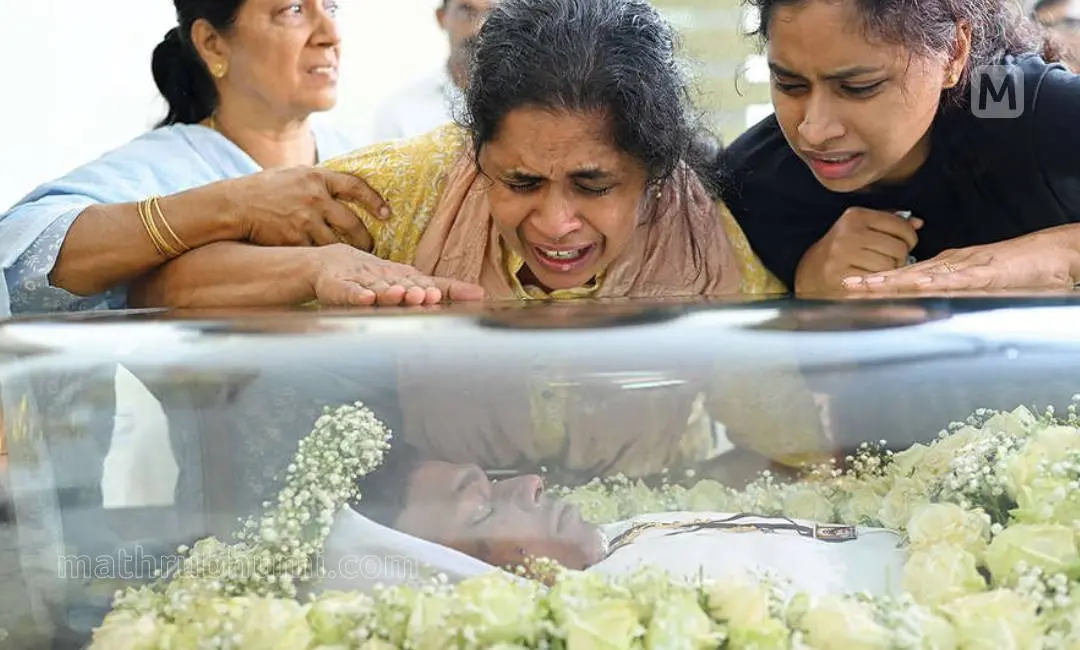 ഐവിന്റെ മൃതദേഹം വീട്ടിൽ കൊണ്ടുവന്നപ്പോൾ പൊട്ടിക്കരയുന്ന അമ്മ റോസ് മേരിയും സഹോദരി അലീനയും