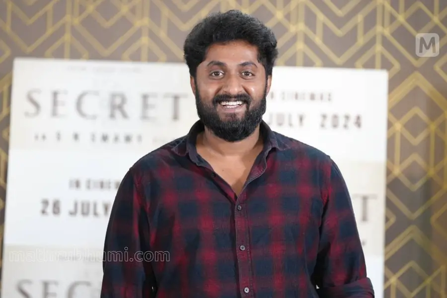 'നിങ്ങളെ പേടിച്ച് ശ്രീനിവാസനൊക്കെ വീട്ടിൽ കുത്തിയിരിക്കുകയാണ്, അഭിപ്രായം ചോദിച്ച് വിഷമിപ്പിക്കരുത്'