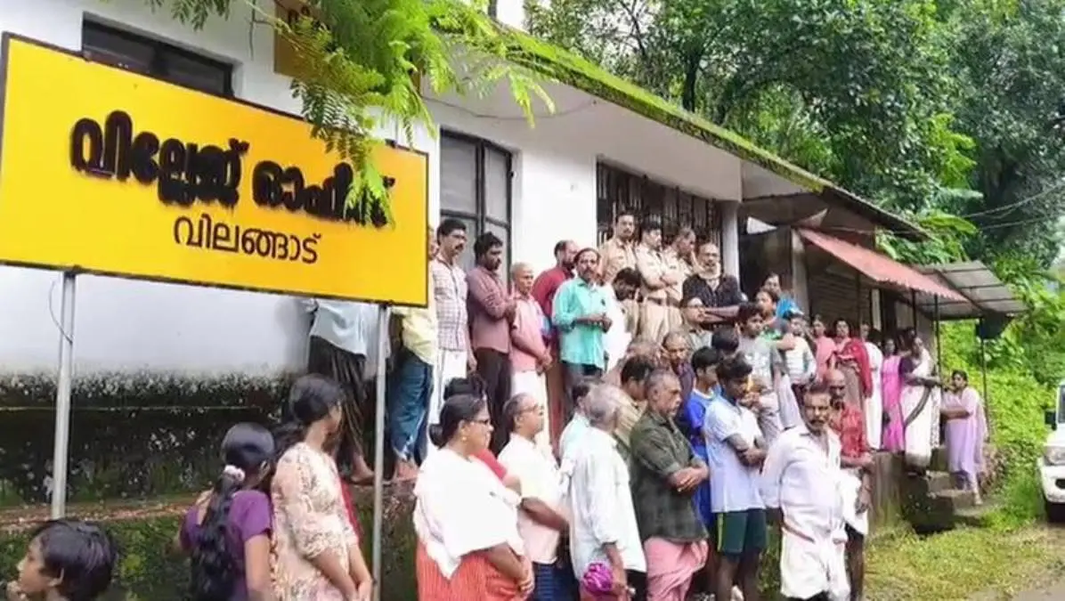 വിലങ്ങാട് വില്ലേജ് ഓഫീസിന് മുന്നില് ദുരിതാശ്വാസ ക്യാമ്പിലുള്ള ഉരുള്പൊട്ടല് ദുരിതബാധിതര് കുത്തിയിരിപ്പ് സമരം നടത്തുന്നു