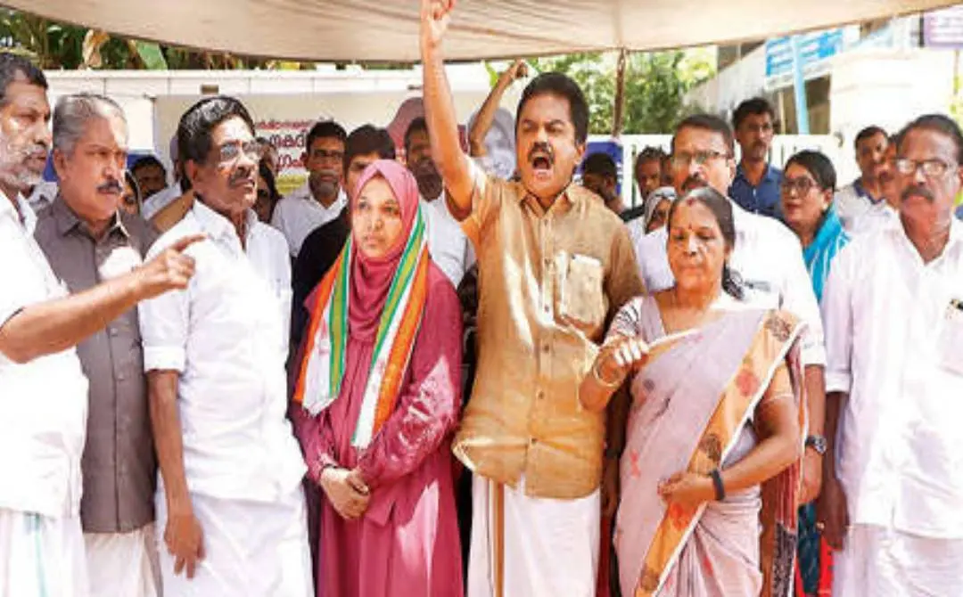 ഹർഷിനയ്ക്ക് നീതിയുറപ്പാക്കണമെന്നാവശ്യപ്പെട്ട് 'ഹർഷിന സമരസമിതി'യുടെ നേതൃത്വത്തിൽ കോഴിക്കോട് കളക്ടറേറ്റിനുമുന്നിൽ നടത്തിയ ഏകദിന സത്യാഗ്രഹം ഉദ്ഘാടനംചെയ്യാൻ മുൻ കെപിസിസി പ്രസിഡൻറ് മുല്ലപ്പള്ളി രാമചന്ദ്രൻ എത്തിയപ്പോൾ