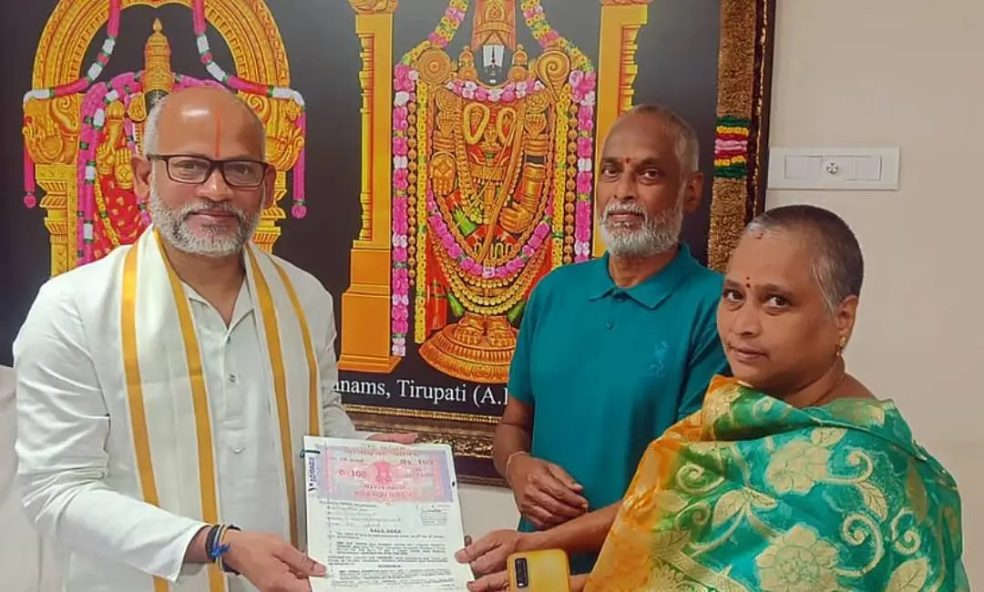 കനക ദുർഹ പ്രസാദ്, സുനിത ദേവി എന്നിവർ ആധാരം ക്ഷേത്ര അധികാരിക്ക് കെെമാറുന്നു| Photo Credit: X.com/KP_Aashish