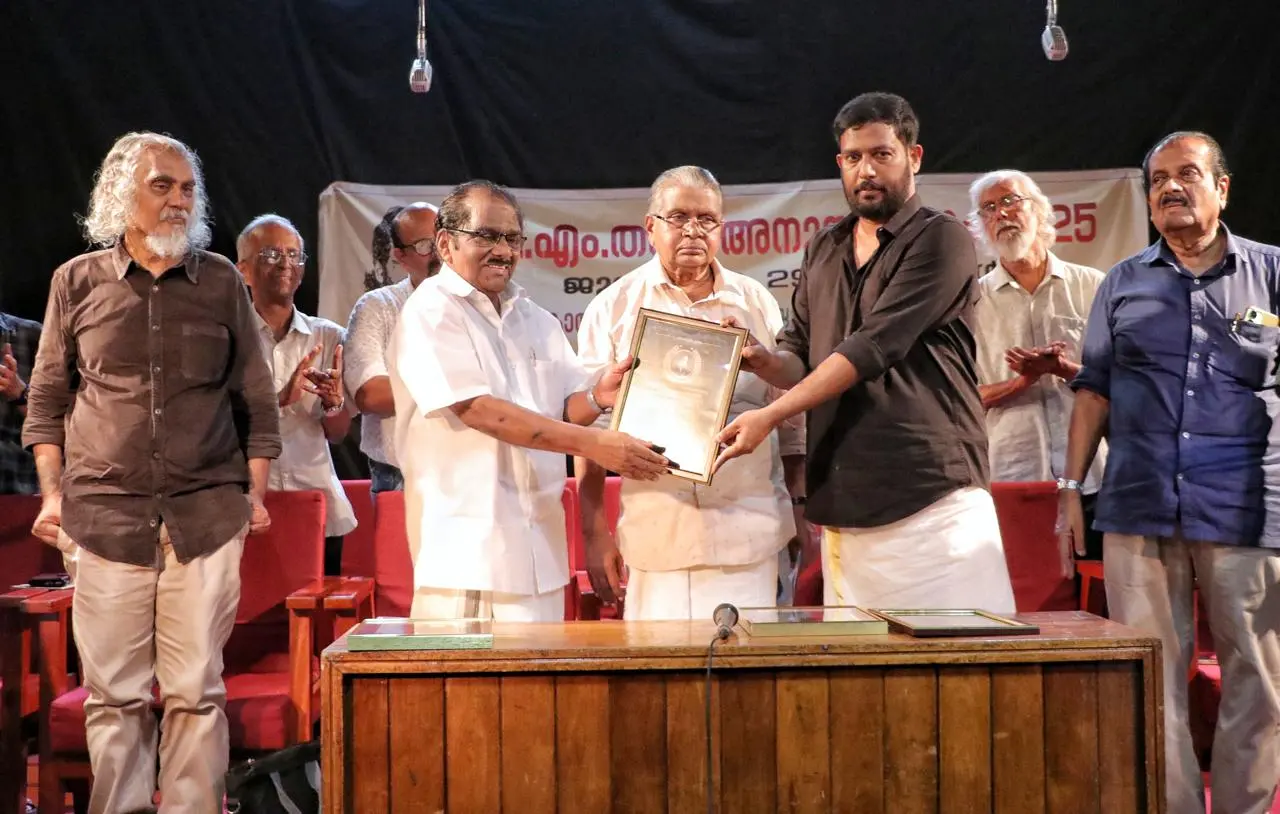 പി.എം. താജ് നാടക രചനാ അവാര്ഡ് സുധീര് അമ്പലപ്പാടിന് സമ്മാനിക്കുന്നു