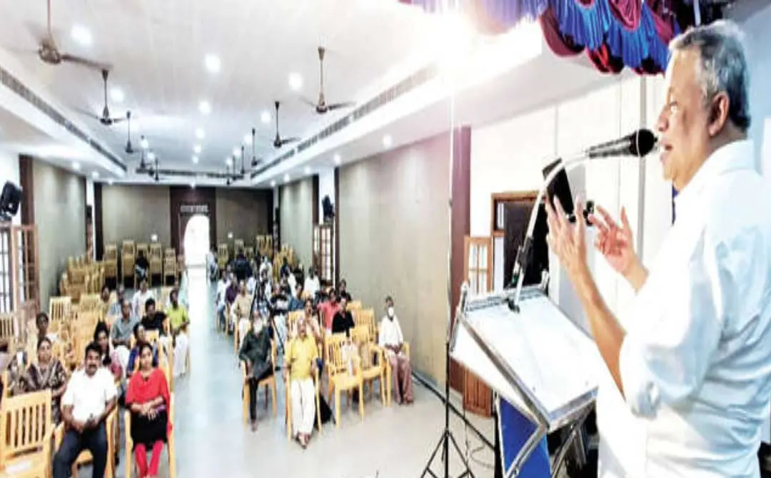 തുഞ്ചൻപറമ്പിൽ മുൻ മന്ത്രി മുല്ലക്കര രത്നാകരൻ രാമായണ പ്രഭാഷണം നടത്തുന്നു