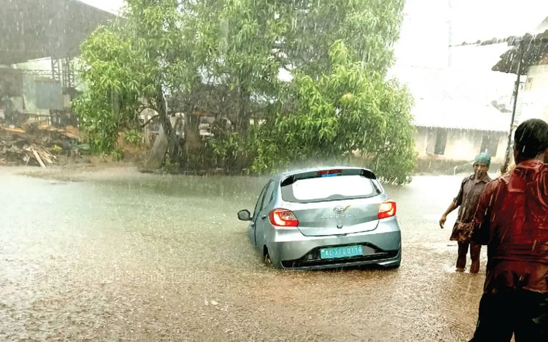 ഗൂഗിൾമാപ്പ് നോക്കിവരുന്നതിനിടെ കുറുപ്പന്തറ കടവിലെ തോട്ടിലേക്ക് മുൻഭാഗം ഇറങ്ങിപ്പോയ കാർ