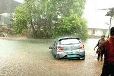 ഗൂഗിൾമാപ്പ് ചതിച്ചു; വാഹനം തോട്ടിലേക്ക് വഴിതെറ്റി, യാത്രികർ രക്ഷപ്പെട്ടു