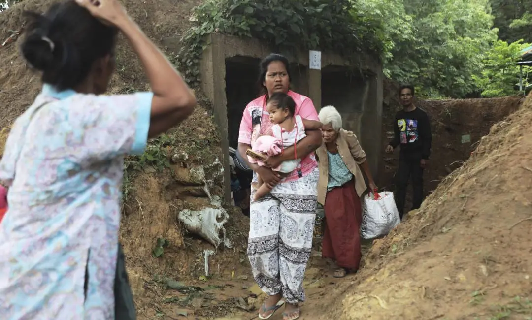 തായ്ലന്ഡ്- കംബോഡിയ സംഘര്ഷത്തെ തുടര്ന്ന് അതിര്ത്തിയോട് ചേര്ന്ന് താമസിക്കുന്ന തായ്ലന്ഡ് ജനങ്ങള് സുരക്ഷിത സ്ഥാനത്തേക്ക് മാറുന്നു