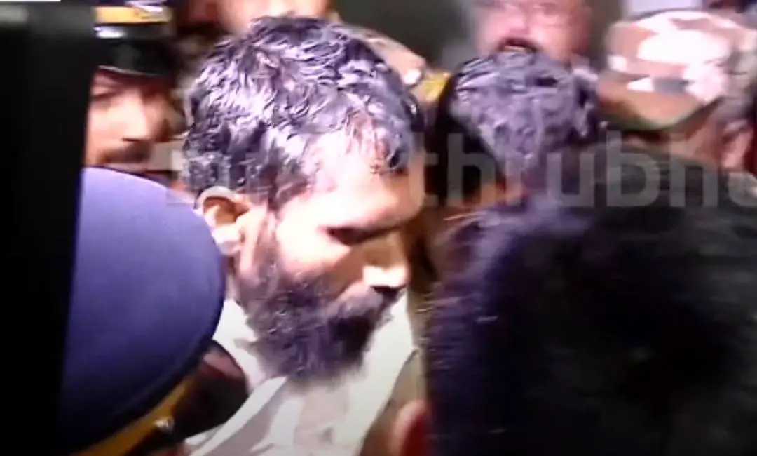 വിയ്യൂരിലേക്ക് മാറ്റാനായി ​ഗോവിന്ദചാമിയെ കണ്ണൂർ ജയിലിൽ നിന്ന് പുറത്തിറക്കിയപ്പോൾ