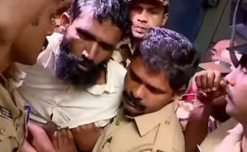 വിയ്യൂർ ജയിലിലേക്കു മാറ്റാനായി കണ്ണൂർ സെൻട്രൽ ജയിലിൽനിന്ന് ഗോവിന്ദച്ചാമിയെ അതീവസുരക്ഷയിൽ കൊണ്ടുപോവുന്നു | Screengrab: Mathrubhumi News